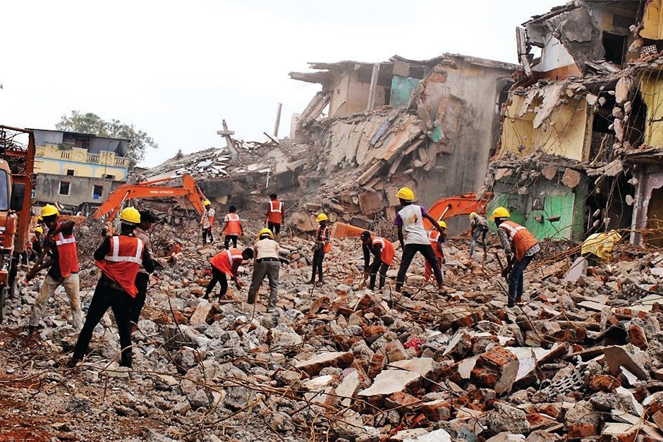 સુરતમાં બિસ્માર બનેલા 300થી વધુ ફ્લેટને જમીનદોસ્ત કરાયા